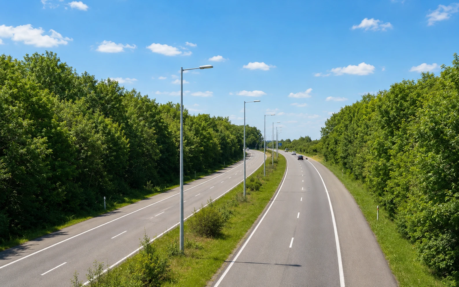Route avec deux voies par direction et une berme centrale physique