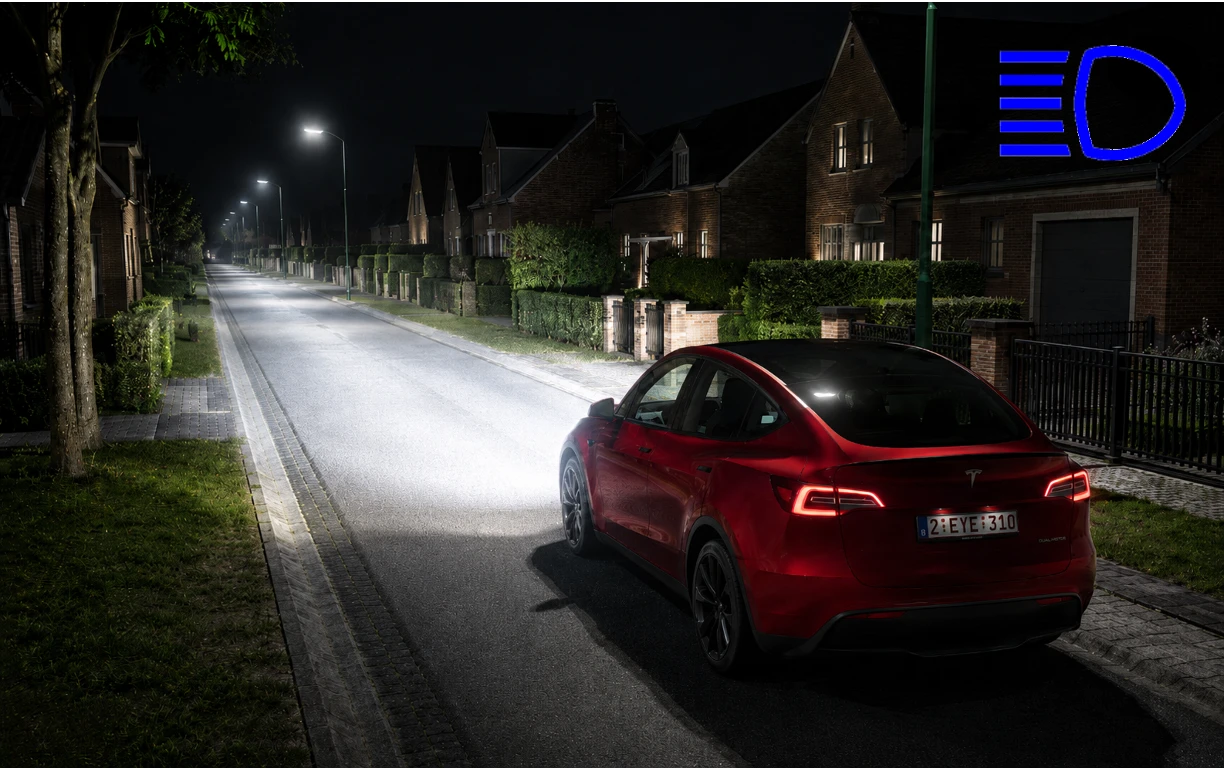 Voiture avec feux de route sur une rue sombre